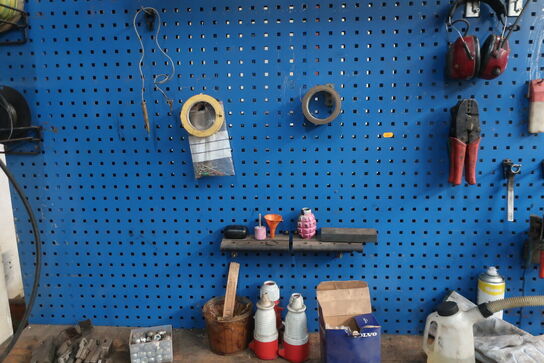 Arbejdsbord samt værktøjstavle med div. Værktøj