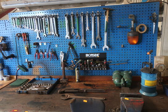 Arbejdsbord samt værktøjstavle med div. Værktøj