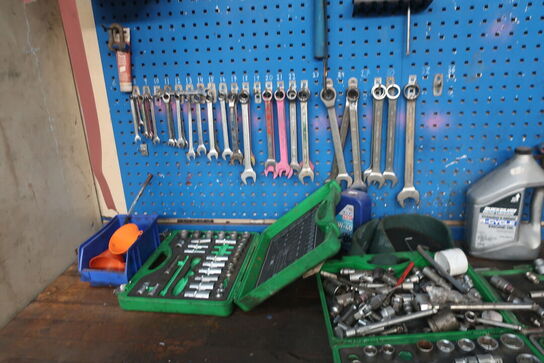 Arbejdsbord samt værktøjstavle med div. Værktøj