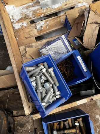 Palle med div. Bolte og værktøj