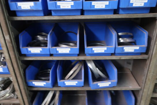 Sortimentsskab med indhold