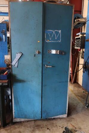 Stålskab med indhold