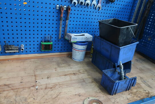 Arbejdsbord samt værktøjstavle med div. Værktøj