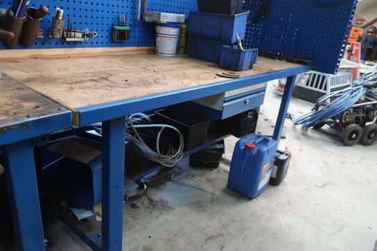 Arbejdsbord samt værktøjstavle med div. Værktøj