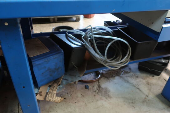 Arbejdsbord samt værktøjstavle med div. Værktøj