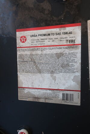 Tønde med olie URSA PREMIUM TD SAE 15W-40