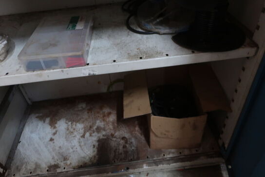 Stålskab med indhold