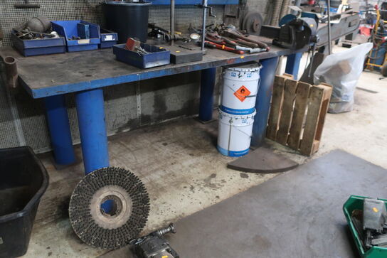 Arbejdsbord med skruestik uden indhold