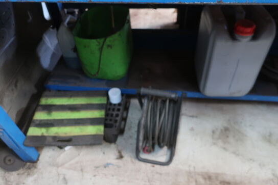 Arbejdsbord samt værktøjstavle med div. Værktøj