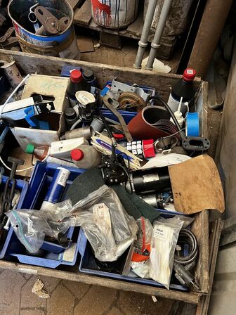 Palle med div. Varelager og værktøj