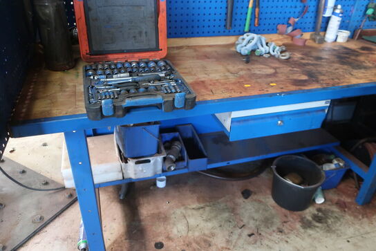 Arbejdsbord samt værktøjstavle med div. Værktøj