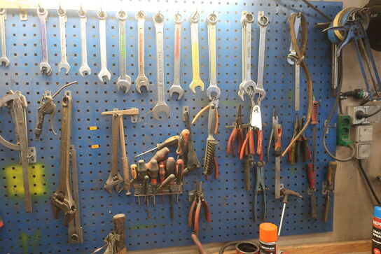 Arbejdsbord med værktøjstavle samt div. Værktøj