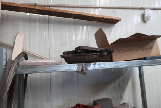 Lagerreol med indhold