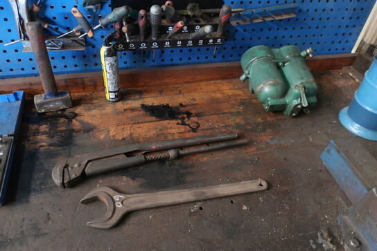 Arbejdsbord samt værktøjstavle med div. Værktøj