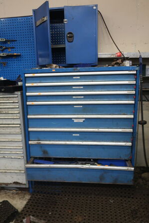 Stålskab uden indhold