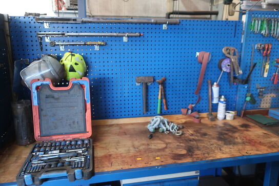 Arbejdsbord samt værktøjstavle med div. Værktøj