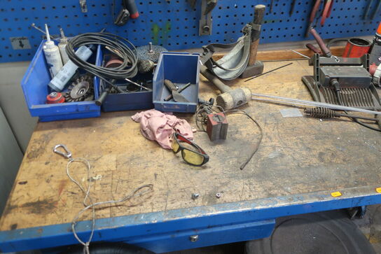 Arbejdsbord med værktøjstavle samt div. Værktøj