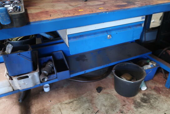 Arbejdsbord samt værktøjstavle med div. Værktøj