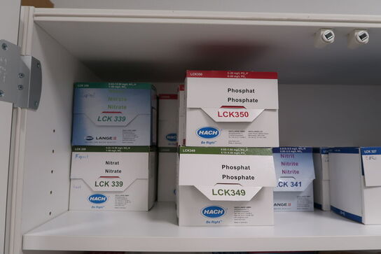 Div. Laboratorieudstyr i overskabe