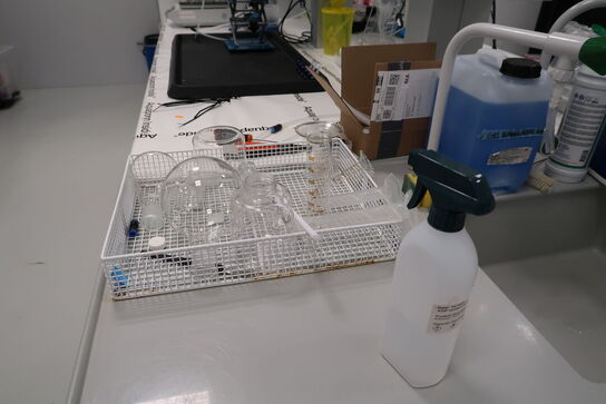 Arbejdsbord med vask og armatur uden indhold