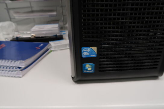 Computer DELL OPTIPLEX 380 med computerskærm DELL og tastatur