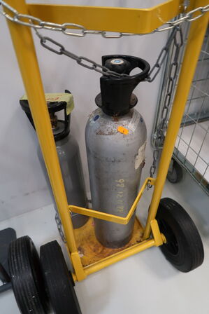 2 stk. flasker med indhold