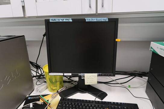 Computer DELL OPTIPLEX 380 med computerskærm DELL og tastatur