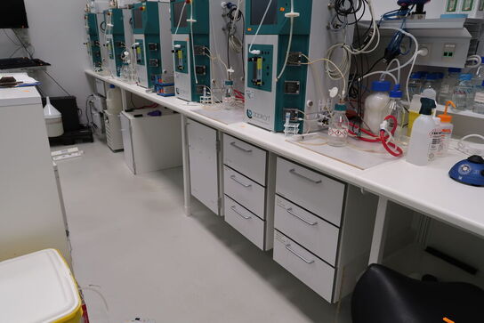 Arbejdsbord og overskabe uden indhold