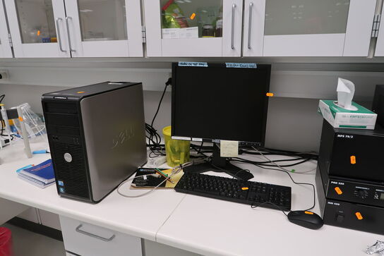 Computer DELL OPTIPLEX 380 med computerskærm DELL og tastatur