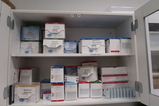 Div. Laboratorieudstyr i overskabe