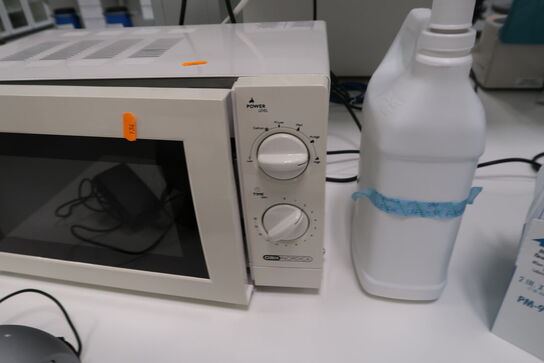 Fryseskab ELECTROLUX uden indhold samt Mikrobølgeovn OBH NORDICA