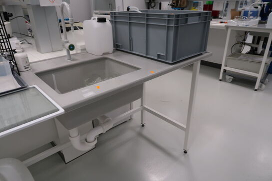 Arbejdsbord med vask og armatur uden indhold