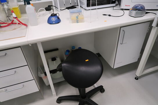 Arbejdsbord og overskabe uden indhold