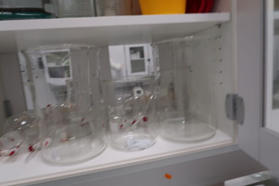 Div. Laboratorieglas og udstyr i overskabe