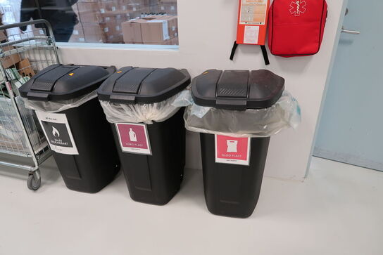 3 stk. skraldespande samt firstaidkit og øjenskyllestation