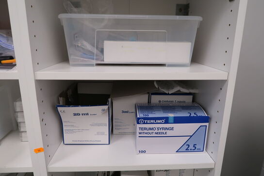 Div. Flamingokasser samt 2 stk. reoler med div. Varelager og tilbehør