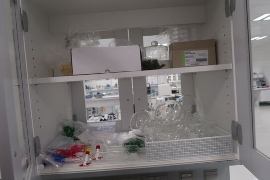 Div. Laboratorieglas og udstyr i overskabe