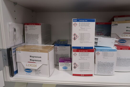 Div. Laboratorieudstyr i overskabe