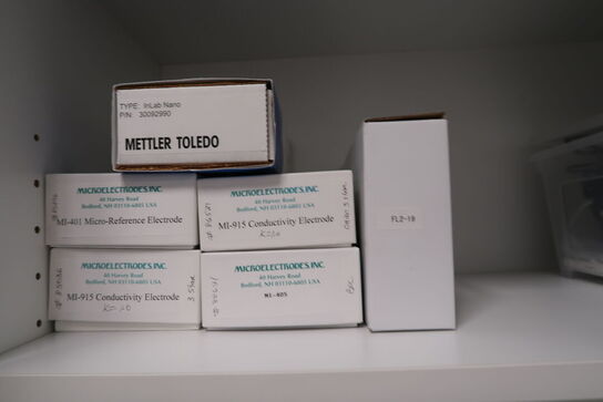 Div. Laboratorieudstyr i overskabe