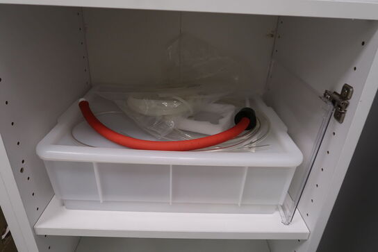 Div. Flamingokasser samt 2 stk. reoler med div. Varelager og tilbehør