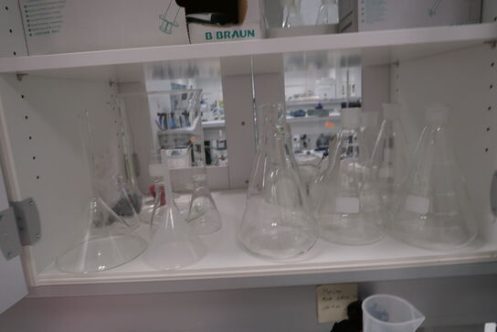 Div. Laboratorieglas og udstyr i overskabe