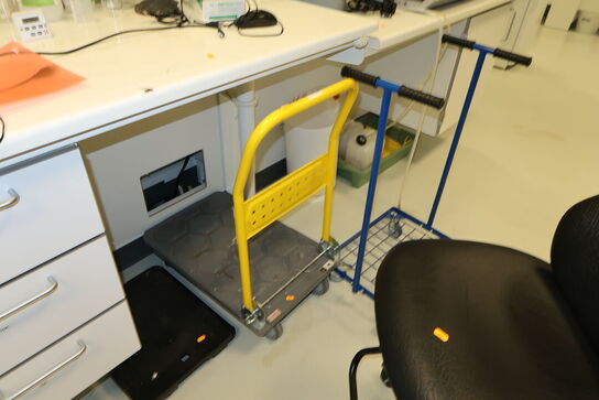 Opbevaringsvogn samt skraldespandsstativ