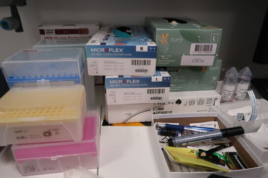 Div. Laboratorieudstyr i overskabe