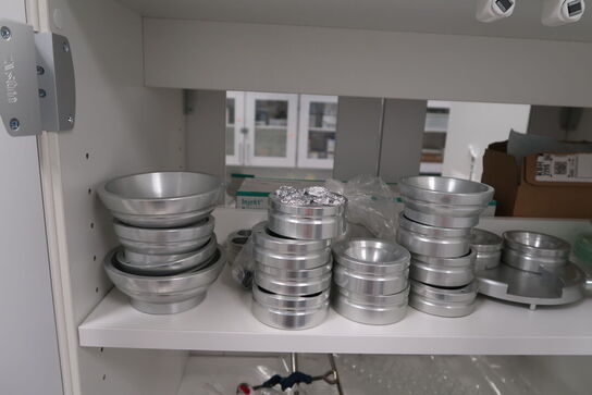 Div. Laboratorieglas og udstyr i overskabe