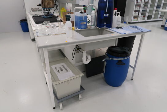 Arbejdsbord med vask og armatur uden indhold