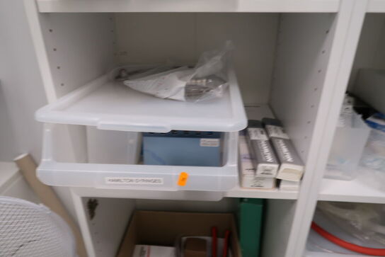 Div. Flamingokasser samt 2 stk. reoler med div. Varelager og tilbehør