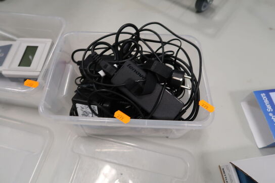 Kasse med div. Strømforsyninger