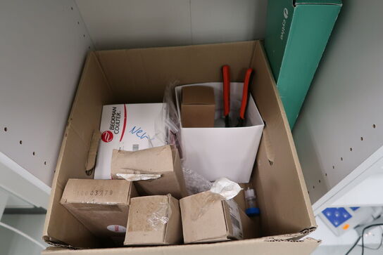 Div. Flamingokasser samt 2 stk. reoler med div. Varelager og tilbehør