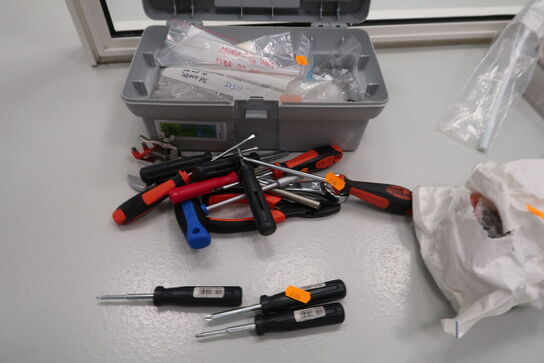 Div. Skruetrækkere samt værktøj