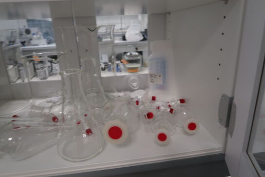 Div. Laboratorieglas og udstyr i overskabe
